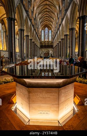 Salisbury, England, Vereinigtes Königreich -28-05-2024: Taufbecken der Kathedrale von Salisbury, entworfen von dem Wasserbildhauer William Pye. Modernes kreuzförmiges Gefäß. W Stockfoto