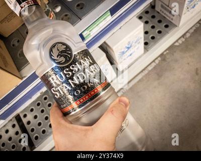 BELGRAD, SERBIEN - 23. JULI 2024: Russisches Standard-Vodka-Logo auf einigen Flaschen zum Verkauf. Russian Standard oder Russkij Standart ist eine Marke von Vodka pro Stockfoto