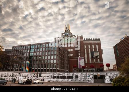 DORTMUND - 5. NOVEMBER 2022: Hauptfassade des Dortmunder U, auch Dortmund U Tower genannt. Es ist eine ehemalige Brauerei, die in eine kulturelle verwandelt wurde Stockfoto