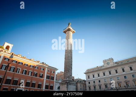 Selektive Unschärfe auf der Säule des Marcus Aurelius, einem historischen Denkmal auf der Piazza Colonna, Rom, Italien. Es ist eine alte rom-Siegessäule, doric styl Stockfoto