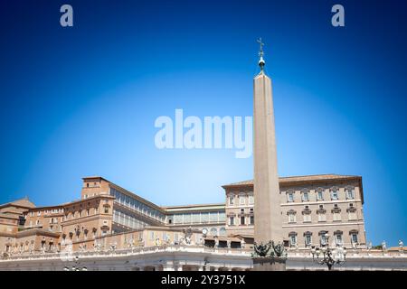 Der Obelisk des Vatikans, Obelisco di Piazza San Pietro, steht hoch vor dem Apostolischen Palast im Vatikan. Auch Apostolischer Palast genannt, es ist Th Stockfoto