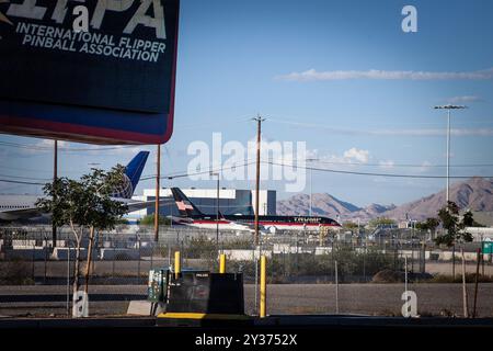 LAS VEGAS – 18. AUGUST 2024: Trumps Privatflugzeug, eine Boeing 757, parkte auf dem Asphalt des Flughafens von Las Vegas, bekannt als Trump Force One. Es ist die Person Stockfoto