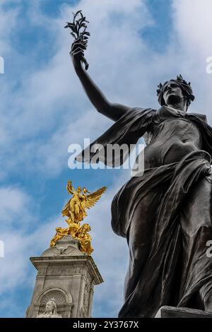 Victoria Memorial, Buckingham Palace, St James's Park, London, England - 17.05.2024: Geflügelter Sieg auf der Spitze des Queen Victoria Memorial Stockfoto