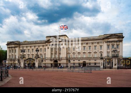 Buckingham Palace, London, Englland - 17.05.2024: Berühmtes Außengebäude des Buckingham Palace. Stockfoto