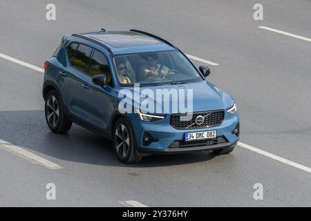 ISTANBUL, TÜRKEI, 4. SEPTEMBER 2024: Volvo XC90 ist ein Mittelklasse-Crossover-SUV, der von Volvo Cars hergestellt und vermarktet wird. Die Marke Volvo R repräsentiert Stockfoto