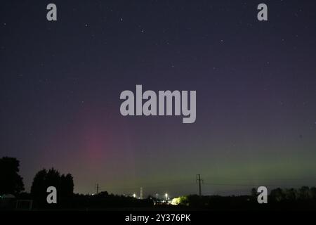 Aurora - Nordlichter - KP= 6,67 Sturm aus Seaton Burn, North Tyneside, Großbritannien, zwischen 22:00 und 23:00 Uhr kommen zwei weitere CMEs: Der aktive Sonnenspot AR3814 knackt mit Sonneneruptionen der M-Klasse. Die Fusillade der Explosionen hat mindestens zwei weitere CMEs in Richtung Erde geschleudert, North Tyneside, UK 13. September 2024, Credit:DEW/Alamy Live News Stockfoto