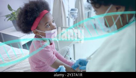 Bild des dna-Strangs über afroamerikanischer Ärztin, die Mädchen in Maske geimpft Stockfoto