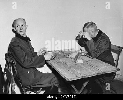 Alfred Jodl (links) und Wilhelm Keitel (rechts) essen in einem provisorischen Speisesaal neben dem Gerichtssaal des Internationalen Militärgerichtshofs in Nürnberg. Die Nürnberger Prozesse waren eine Reihe von Prozessen gegen große ns-Militär- und politische Führer. Die Versuche fanden von 1945 bis 1949 statt. Das erste war das Internationale Militärtribunal, das die großen Namen wie Göring, Ribbentrop, Keitel usw. versuchten Es gab 12 Versuche mit Gruppen von Männern, darunter Ärzte, Einsatzgruppen und das militärische Oberkommando. Stockfoto
