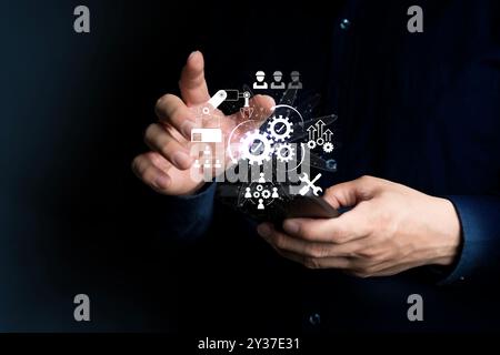 RPA, Business Robotic Process Automation Concept. Person mit Zahnradsymbol auf dem virtuellen Bildschirm zur Steigerung der Produktivität und der Verwaltungseffizienz. Stockfoto