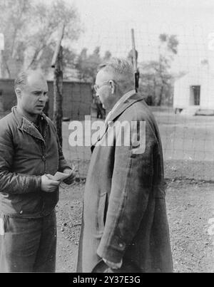 Ein amerikanischer Ermittler verhört Dietrich Klagges (rechts), den ehemaligen Ministerpräsidenten von Braunschweig und Generalleutnant der SS. Die Nürnberger Prozesse waren eine Reihe von Prozessen gegen große ns-Militär- und politische Führer. Die Versuche fanden von 1945 bis 1949 statt. Das erste war das Internationale Militärtribunal, das die großen Namen wie Göring, Ribbentrop, Keitel usw. versuchten Es gab 12 Versuche mit Gruppen von Männern, darunter Ärzte, Einsatzgruppen und das militärische Oberkommando. Stockfoto