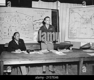 Die amerikanischen Staatsanwälte Captain William F. McGarry (rechts) und Captain John J. Ryan (links) hören Zeugenaussagen im Prozess gegen ehemalige Lagerpersonal und Gefangene aus Dora-Mittelbau. Die Nürnberger Prozesse waren eine Reihe von Prozessen gegen große ns-Militär- und politische Führer. Die Versuche fanden von 1945 bis 1949 statt. Das erste war das Internationale Militärtribunal, das die großen Namen wie Göring, Ribbentrop, Keitel usw. versuchten Es gab 12 Versuche mit Gruppen von Männern, darunter Ärzte, Einsatzgruppen und das militärische Oberkommando. Stockfoto