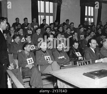 Der ehemalige SS-General Fritz Kraemer (#33), der ehemalige SS-General Hermann Priess (#45) und der ehemalige SS-Oberst Peiper (dritter von links in der ersten Reihe) hören, wie Colonel William Everett die Schlusserklärung der Verteidigung beim Prozess gegen 74 SS-Männer gibt, die wegen der Verbrechen der Malmedy-Gräueltaten angeklagt wurden. Die Nürnberger Prozesse waren eine Reihe von Prozessen gegen große ns-Militär- und politische Führer. Die Versuche fanden von 1945 bis 1949 statt. Das erste war das Internationale Militärtribunal, das die großen Namen wie Göring, Ribbentrop, Keitel usw. versuchten Es gab 12 Studien mit Gruppen von Männern, einschließlich Doc Stockfoto