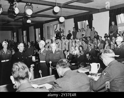 Der ehemalige SS-Obergruppenführer Josias Erbprinz zu Waldeck-Pyrmont wird von Brigadegeneral Emil C. Kiel im Prozess gegen ehemalige Lagerpersonal und Gefangene aus Buchenwald zu lebenslanger Haft verurteilt. Die Nürnberger Prozesse waren eine Reihe von Prozessen gegen große ns-Militär- und politische Führer. Die Versuche fanden von 1945 bis 1949 statt. Das erste war das Internationale Militärtribunal, das die großen Namen wie Göring, Ribbentrop, Keitel usw. versuchten Es gab 12 Versuche mit Gruppen von Männern, darunter Ärzte, Einsatzgruppen und das militärische Oberkommando. Stockfoto