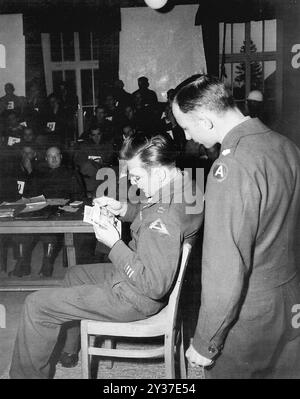 Kapitän John Barnett bezeugt die Echtheit von Fotos, die gemacht wurden, als seine Truppen das Konzentrationslager Dachau beim Prozess gegen ehemalige Lagerpersonal und Gefangene aus Dachau überfielen. Die Nürnberger Prozesse waren eine Reihe von Prozessen gegen große ns-Militär- und politische Führer. Die Versuche fanden von 1945 bis 1949 statt. Das erste war das Internationale Militärtribunal, das die großen Namen wie Göring, Ribbentrop, Keitel usw. versuchten Es gab 12 Versuche mit Gruppen von Männern, darunter Ärzte, Einsatzgruppen und das militärische Oberkommando. Stockfoto