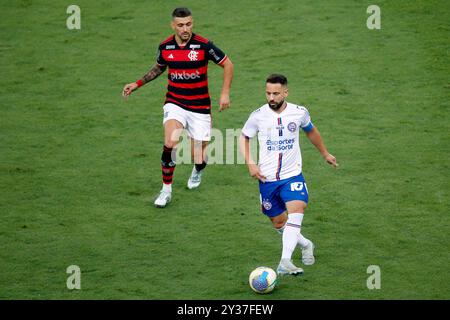 Rio de Janeiro, Brasilien. September 2024. Giorgian de Arrascaeta aus Flamengo kämpft um den Possession Ball mit Everton Ribeiro aus Bahia, während des Spiels zwischen Flamengo und Bahia, um die zweite Runde des Viertelfinals des Brasilianischen Cups 2024, am 12. September 2024 im Maracana Stadium in Rio de Janeiro. Foto: Nadine Freitas/DiaEsportivo/Alamy Live News Credit: DiaEsportivo/Alamy Live News Stockfoto