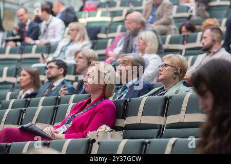 (240913) -- ST. PETERSBURG, 13. September 2024 (Xinhua) -- Vertreter aus Russland und dem Ausland sehen eine Podiumsdiskussion während des 10. St. Petersburg International United Cultures Forums in St. Petersburg, Russland, 12. September 2024. Das 10. St. Petersburg International United Cultures Forum findet in Russlands zweitgrößter Stadt statt, an dem etwa 1.700 Vertreter aus Russland und dem Ausland teilnehmen. Das Thema des diesjährigen Forums, das vom 11. Bis 14. September stattfindet, lautet: "Kultur des XXI Jahrhunderts: Souveränität oder Globalismus?" Im Rahmen der fra finden Dutzende von Podiumsdiskussionen und Diskussionsrunden statt Stockfoto