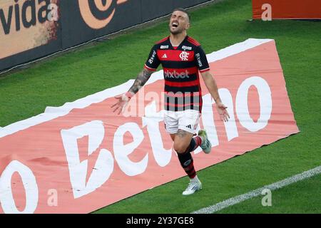 Rio de Janeiro, Brasilien. September 2024. Giorgian de Arrascaeta aus Flamengo feiert nach dem ersten Tor seiner Mannschaft, während des Spiels zwischen Flamengo und Bahia, für die zweite Etappe des Viertelfinals des Brasilianischen Cups 2024, am 12. September 2024 im Maracana-Stadion in Rio de Janeiro. Foto: Nadine Freitas/DiaEsportivo/Alamy Live News Credit: DiaEsportivo/Alamy Live News Stockfoto