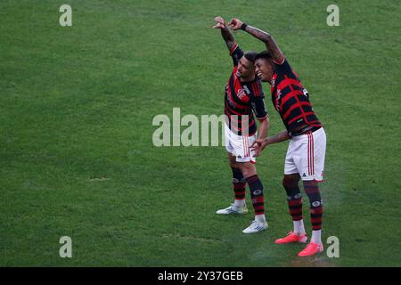 Rio de Janeiro, Brasilien. September 2024. Giorgian de Arrascaeta aus Flamengo feiert nach dem ersten Tor seiner Mannschaft mit Bruno Henrique während des Spiels zwischen Flamengo und Bahia, für die zweite Etappe des Viertelfinals des Brasilianischen Cups 2024, am 12. September 2024 im Maracana-Stadion in Rio de Janeiro. Foto: Nadine Freitas/DiaEsportivo/Alamy Live News Credit: DiaEsportivo/Alamy Live News Stockfoto