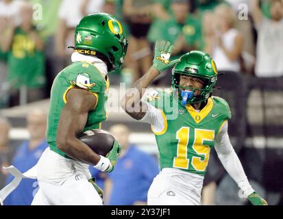 Autzen Stadium, Eugene, OR, USA. September 2024. Der Oregon Ducks Wide Receiver Tez Johnson (15) gibt dem Oregon Ducks Wide Receiver einen High Five (1) Traeshon Holden (1) betreibt das Feld während des NCAA-Fußballspiels zwischen den Boise State Broncos und der University of Oregon Ducks im Autzen Stadium, Eugene, OR. Larry C. Lawson/CSM/Alamy Live News Stockfoto