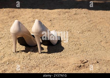 Ein Paar beige Absätze auf dem Baseballfeld Stockfoto