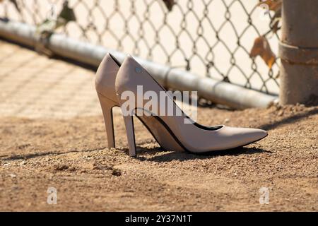 Ein Paar beige Absätze auf dem Baseballfeld Stockfoto