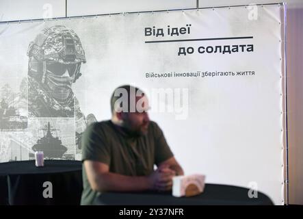 Nicht exklusiv: KIEW, UKRAINE - 11. SEPTEMBER 2024 - in Kiew, der Hauptstadt der Ukraine, ist Ein Banner der Plattform von der Idee zum Soldaten abgebildet. Stockfoto