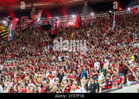 Rio, Brasilien - Septrember 12 2024: Fans im Spiel zwischen Flamengo x Bahia beim Brasilien Cup, Runde Viertelfinale im Maracana Stadium Stockfoto