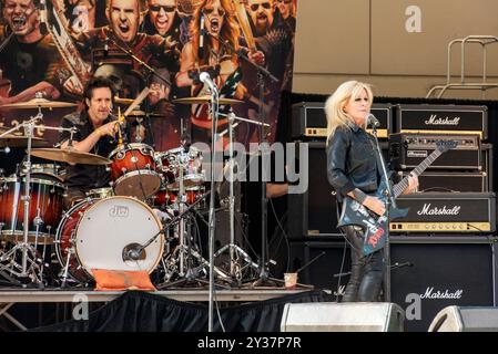 Lita Ford auf der Bühne des 2024 Rock for Ronnie / Ronnie James Dio Stand Up and Shout Benefizkonzert. Stockfoto