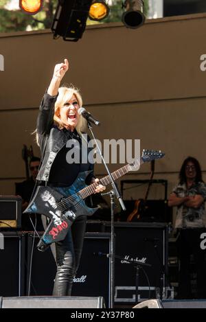 Lita Ford auf der Bühne des 2024 Rock for Ronnie / Ronnie James Dio Stand Up and Shout Benefizkonzert. Stockfoto