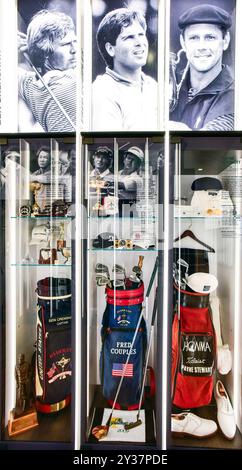 Ben Crenshaw, Fred Couples und Payne Stewart präsentieren sich in der USGA World Golf Hall of Fame auf dem Pinehurst Golf Course in Pinehurst North Carolina. Stockfoto
