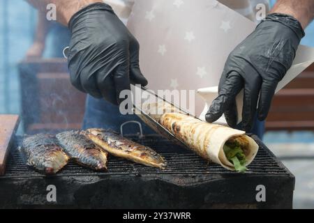 Köstliches Grillen von Fisch-Tacos mit ausschließlich frischen Zutaten auf dem Sommergrill Stockfoto