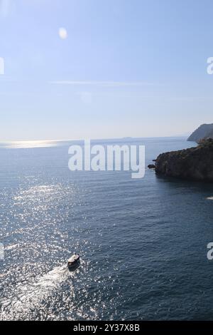 Blaues Meerwasser, rotes gelbes Boot mit Rudern, zwei Personen Sport Hintergrund Dubrovnik, Kroatien 22. April 2023. Hochwertige Fotos Stockfoto