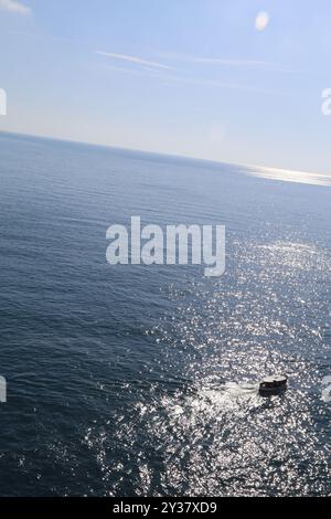 Blaues Meerwasser, rotes gelbes Boot mit Rudern, zwei Personen Sport Hintergrund Dubrovnik, Kroatien 22. April 2023. Hochwertige Fotos Stockfoto