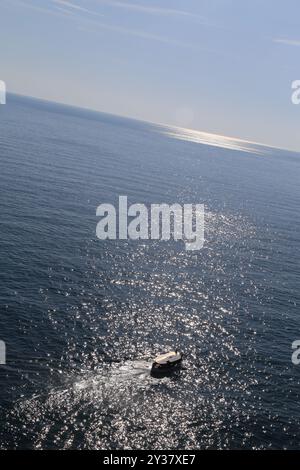 Blaues Meerwasser, rotes gelbes Boot mit Rudern, zwei Personen Sport Hintergrund Dubrovnik, Kroatien 22. April 2023. Hochwertige Fotos Stockfoto