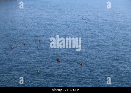 Blaues Meerwasser, rotes gelbes Boot mit Rudern, zwei Personen Sport Hintergrund Dubrovnik, Kroatien 22. April 2023. Hochwertige Fotos Stockfoto