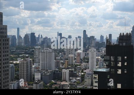 Blick aus der Vogelperspektive auf die Skyline der thailändischen Hauptstadt an einem Sommertag mit Wolken Stockfoto