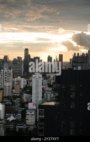 Blick auf die Skyline von bangkok bei Sonnenuntergang von der Sukhumvit Gegend an einem sonnigen Tag, Thailand Stockfoto