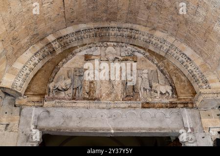 Die, Frankreich 15. August 2024 Relief der Kreuzigung jesu Christi über dem Eingang zur gotischen Kathedrale Stockfoto