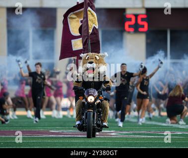 San Marcos, Texas, USA. September 2024. Unter der Leitung von Maskottchen Boko nehmen die Texas State Bobcats am 12. September 2024 in San Marcos, Texas, das Feld für ein NCAA-Fußballspiel zwischen Texas State und Arizona State auf. Arizona State gewann 31 mit 28. (Kreditbild: © Scott Coleman/ZUMA Press Wire) NUR REDAKTIONELLE VERWENDUNG! Nicht für kommerzielle ZWECKE! Stockfoto