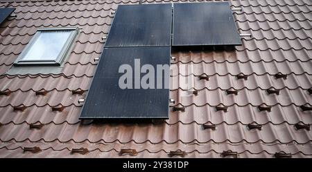 Auf einem Dach installierte Photovoltaik-Solarpaneele, die saubere Energie für eine nachhaltige Zukunft erzeugen. Stockfoto