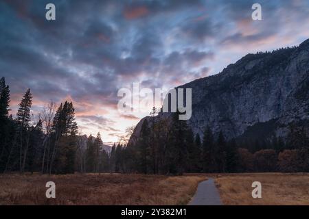 El Capitan von Cook's Meadow im Yosemite Valley. Yosemite National Park, Kalifornien, USA. Stockfoto