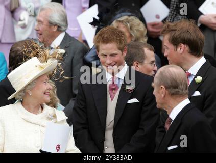 Aktenfoto des Herzogs von Sussex im Alter von 20 Jahren. Aktenfoto vom 04/05 von Prinz Harry, der zwischen Königin Elizabeth und dem Herzog von Edinburgh (R) steht, zusammen mit seinem Bruder Prinz William, nach dem Heiratssegen für Prinz Charles und Camilla Parker Bowles in der St. George's Chapel, Windsor. Der Herzog von Sussex feiert am Sonntag seinen 40. Geburtstag. Ausgabedatum: Freitag, 13. September 2024. Stockfoto