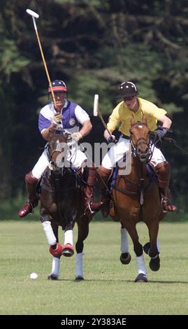 Aktenfoto des Herzogs von Sussex im Alter von 16 Jahren. Aktenfoto vom 24/06/01: Prinz Harry (links) tussels mit seinem Vater, dem Prinzen von Wales (heute König Charles III) auf dem Polo-Feld im Cirencester Park Polo Club, Gloucestershire. Der Herzog von Sussex feiert am Sonntag seinen 40. Geburtstag. Ausgabedatum: Freitag, 13. September 2024. Stockfoto