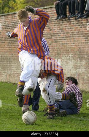 Aktenfoto des Herzogs von Sussex im Alter von 17 Jahren. Das Aktenfoto vom 24. April 11/01 von Prinz Harry, 17, entfernt den losen Ball während des jährlichen St. Andrew's Day Eton Wall Game am Eton College, Berkshire. Der Herzog von Sussex feiert am Sonntag seinen 40. Geburtstag. Ausgabedatum: Freitag, 13. September 2024. Stockfoto