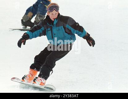 Aktenfoto des Herzogs von Sussex im Alter von 11 Jahren. Aktenfoto vom 01/96, in dem Prinz Harry beim Snowboarden in Klosters in den Schweizer Alpen versuchte. Der Herzog von Sussex feiert am Sonntag seinen 40. Geburtstag. Ausgabedatum: Freitag, 13. September 2024. Stockfoto