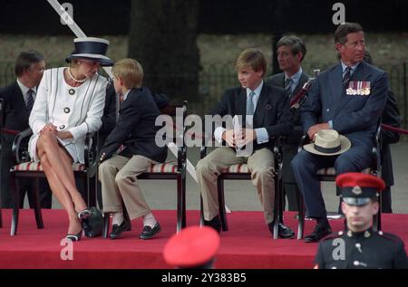 Aktenfoto des Herzogs von Sussex im Alter von 10 Jahren. Aktenfoto vom 19./08/95 des damaligen Prinzen und Prinzessin von Wales, mit Prinzen William (zweite rechts) und Prinz Harry, bei den VJ-Gedenkfeiern im Buckingham Palace, London. Der Herzog von Sussex feiert am Sonntag seinen 40. Geburtstag. Ausgabedatum: Freitag, 13. September 2024. Stockfoto