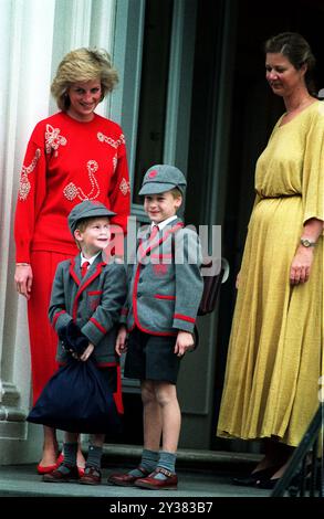 Aktenfoto des Herzogs von Sussex im Alter von fünf Jahren. Aktenfoto vom 15./09/89 des fünfjährigen Prinzen Harry (links), der an seinem ersten Tag an der Wetherby School in Notting Hill, West London, mit ihrer Mutter, der Prinzessin von Wales (links), und der Schulleiterin Frederika Blair-Turner anschloss. Der Herzog von Sussex feiert am Sonntag seinen 40. Geburtstag. Ausgabedatum: Freitag, 13. September 2024. Stockfoto