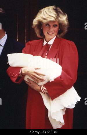 Aktenfoto des Herzogs von Sussex bei einem Tag-alten Aktenfoto vom 16/09/84 der Prinzessin von Wales, die das Krankenhaus mit ihrem neuen Baby, Prinz Harry, verlässt. Der Herzog von Sussex feiert am Sonntag seinen 40. Geburtstag. Ausgabedatum: Freitag, 13. September 2024. Stockfoto