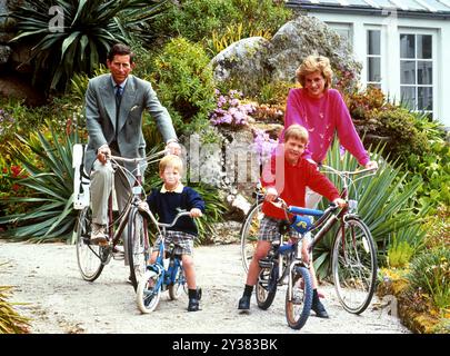 Aktenfoto des Herzogs von Sussex im Alter von vier Jahren. Aktenfoto vom 06/89 des damaligen Prinzen und Prinzessin von Wales mit den Söhnen Prinz William (rechts) und Prinz Harry, die sich auf eine Radtour in Tresco während ihres Urlaubs auf den Scilly Isles vorbereiten. Der Herzog von Sussex feiert am Sonntag seinen 40. Geburtstag. Ausgabedatum: Freitag, 13. September 2024. Stockfoto