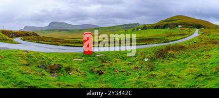 Panoramablick auf die Landschaft, mit rotem Telefon, auf der Isle of Skye, Innere Hebriden, Schottland, Großbritannien Stockfoto